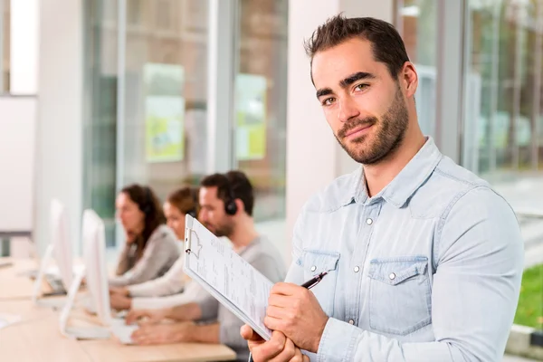 Portrait d'un jeune homme séduisant au travail — Photo