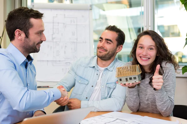 Jóvenes atractivos reunión agente de bienes raíces en la oficina — Foto de Stock