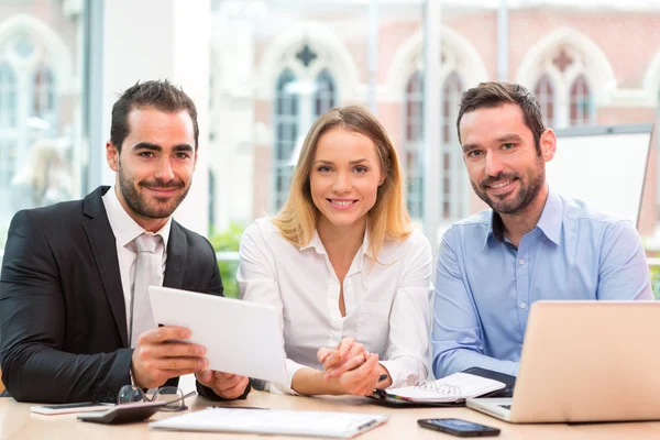 Gruppe von Geschäftsleuten, die im Büro zusammenarbeiten — Stockfoto