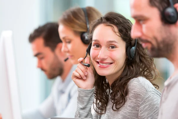 Ung attraktiv kvinna som arbetar i ett callcenter — Stockfoto