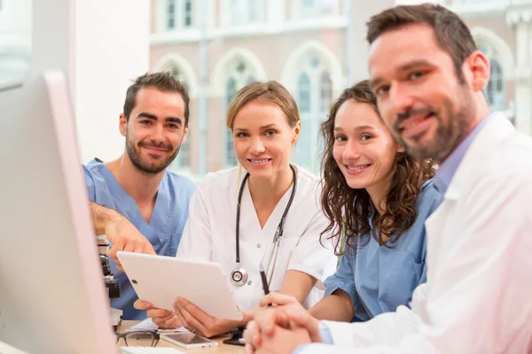 Squadra medica che lavora in ospedale tutti insieme — Foto Stock