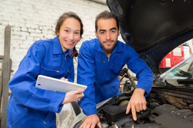 Tamirci ekibi garajda çalışıyor.