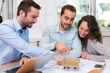 Toplantı emlakçı ofisinde genç çekici insanlar 