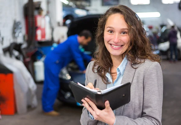 Experto en autobilis trabajando en un garaje —  Fotos de Stock