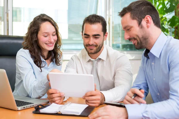 Gruppe von Geschäftspartnern, die im Büro zusammenarbeiten — Stockfoto