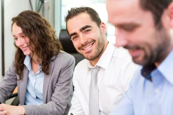 Junger attraktiver Geschäftsmann arbeitet im Büro mit Associat — Stockfoto