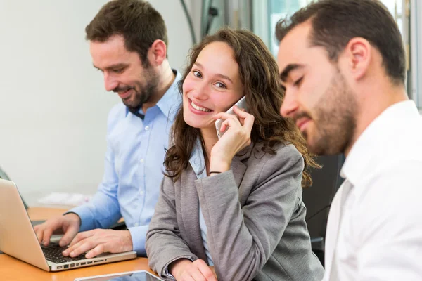 Junge attraktive Geschäftsfrau arbeitet im Büro mit associ — Stockfoto