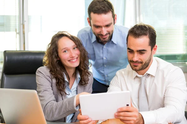 Grupo de socios comerciales que trabajan juntos en la oficina — Foto de Stock