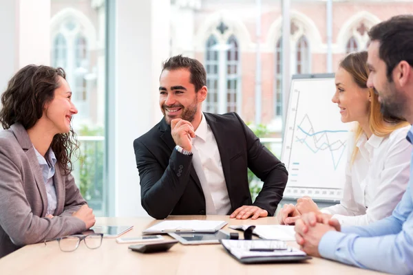 Jefe dirigiendo una reunión de negocios con socios — Foto de Stock