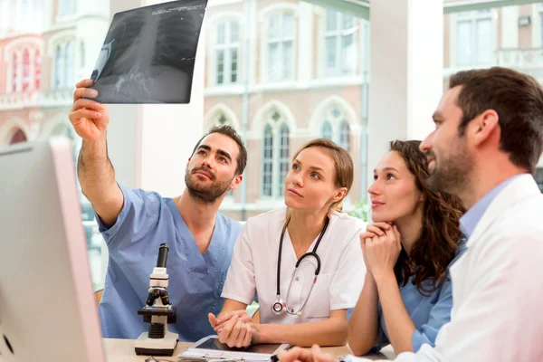 Equipo médico trabajando en el hospital todos juntos —  Fotos de Stock