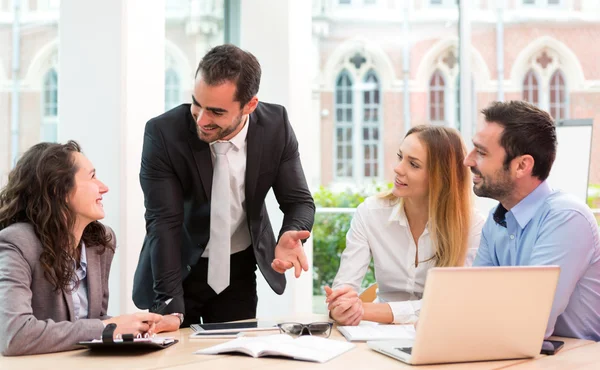 Grupo de empresarios que trabajan juntos en la oficina — Foto de Stock