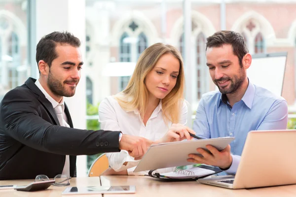 Grupp affärsmän som arbetar tillsammans på kontoret — Stockfoto