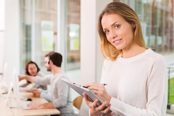 Ritratto di giovane donna attraente al lavoro — Foto Stock