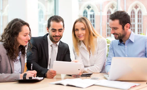 Gruppe von Geschäftsleuten, die im Büro zusammenarbeiten — Stockfoto