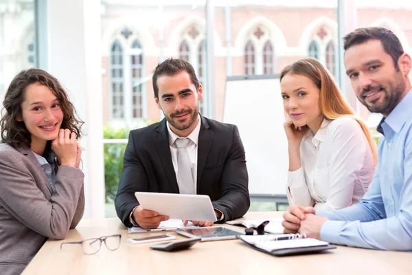 Jefe dirigiendo una reunión de negocios con socios — Foto de Stock