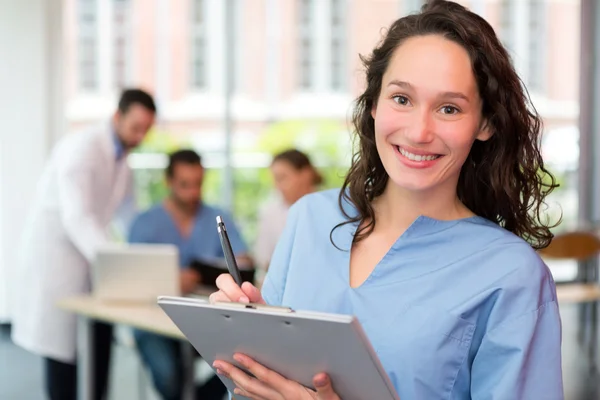 Porträt einer jungen attraktiven Krankenschwester im Krankenhaus — Stockfoto