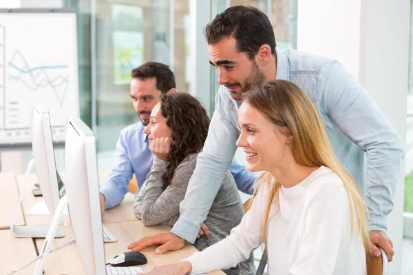 Junge attraktive Menschen, die eine Ausbildung bei Formator — Stockfoto