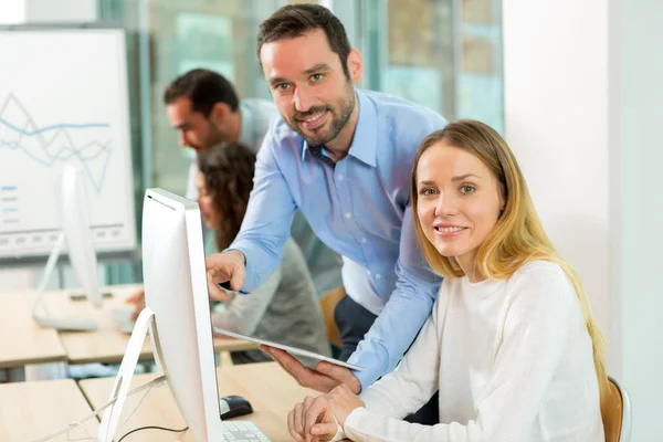 Junge attraktive Menschen, die eine Ausbildung bei Formator — Stockfoto