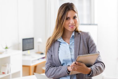 Ofiste çalışan genç çekici kadın