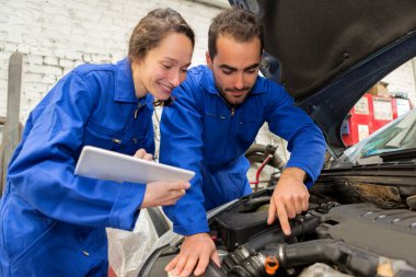 Tamirci ekibi garajda çalışıyor.