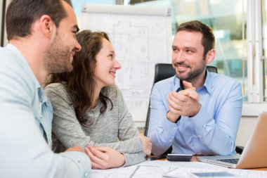 Toplantı emlakçı ofisinde genç çekici insanlar 