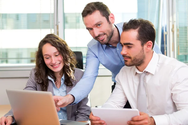 Grupo de socios comerciales que trabajan juntos en la oficina — Foto de Stock