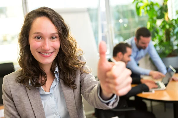 Junge attraktive Geschäftsfrau arbeitet im Büro mit associ — Stockfoto