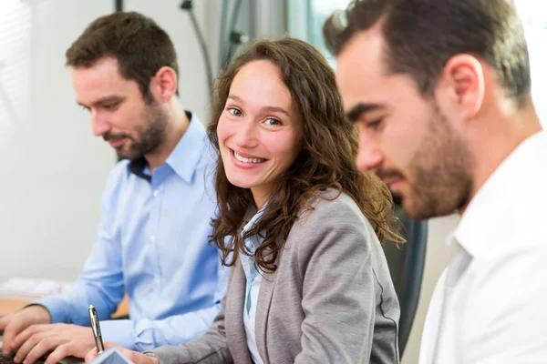 Junge attraktive Geschäftsfrau arbeitet im Büro mit associ — Stockfoto