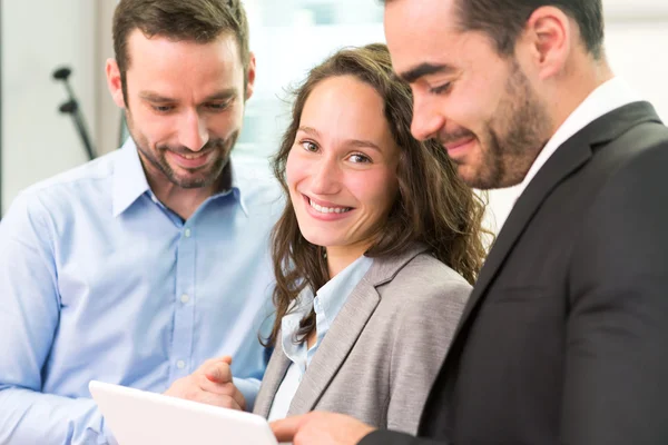 Junge attraktive Geschäftsfrau arbeitet im Büro mit associ — Stockfoto