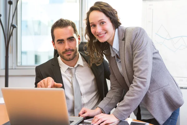 Zakenman en assistent praten over werk — Stockfoto