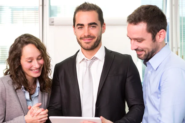 Groep van bedrijf associates samen te werken bij het Bureau — Stockfoto