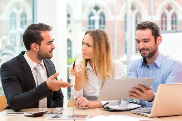 Grupo de empresarios que trabajan juntos en la oficina — Foto de Stock