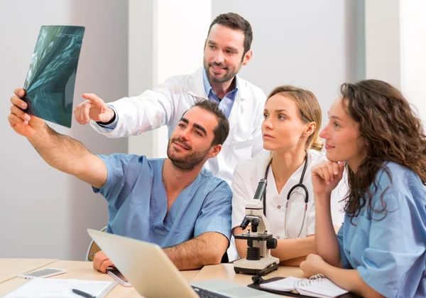 Medisch team werken in het ziekenhuis allemaal samen — Stockfoto