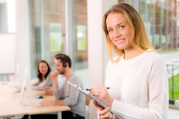 Porträt einer jungen Frau bei der Arbeit — Stockfoto