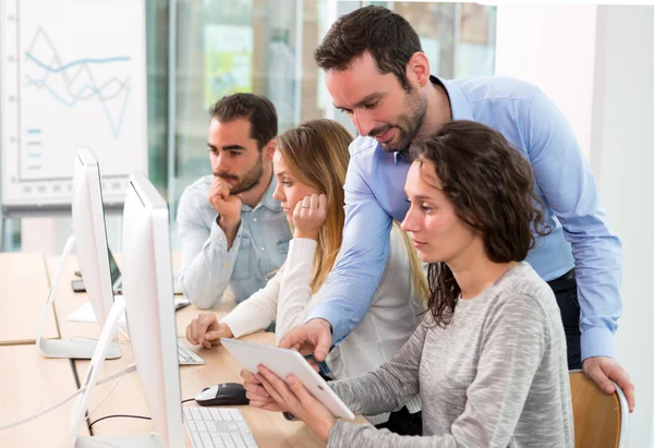 Jóvenes atractivos que toman un curso de formación con formador — Foto de Stock