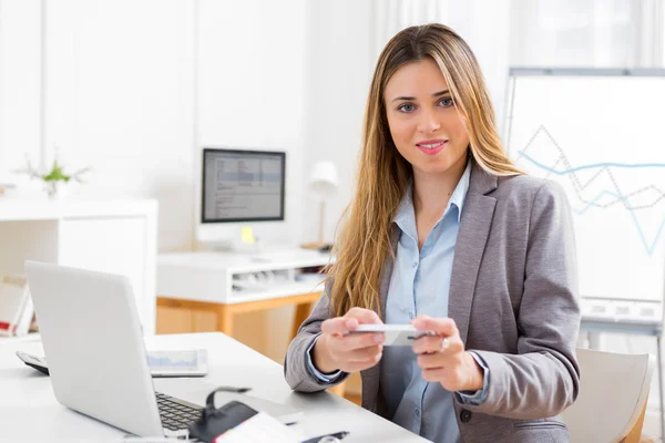 Jeune femme attrayante qui travaille au bureau — Photo