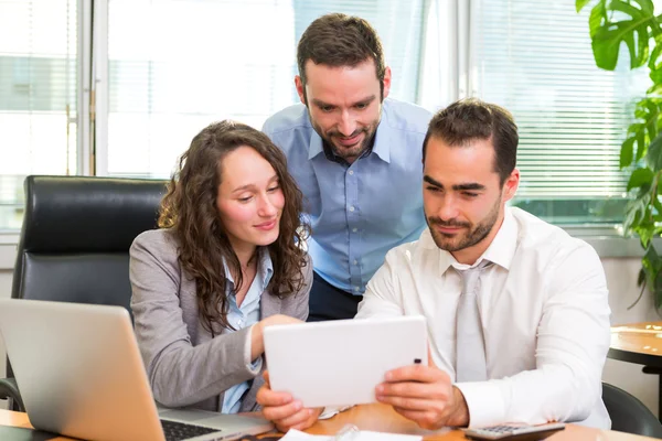 Gruppe von Geschäftspartnern, die im Büro zusammenarbeiten — Stockfoto