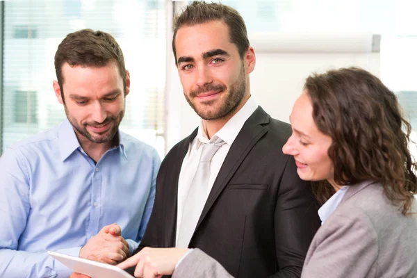 Grupo de socios comerciales que trabajan juntos en la oficina — Foto de Stock