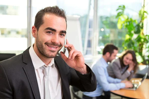 Jonge aantrekkelijke zakenman werken op kantoor met associat — Stockfoto
