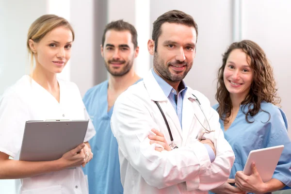 Equipo médico trabajando en el hospital todos juntos —  Fotos de Stock