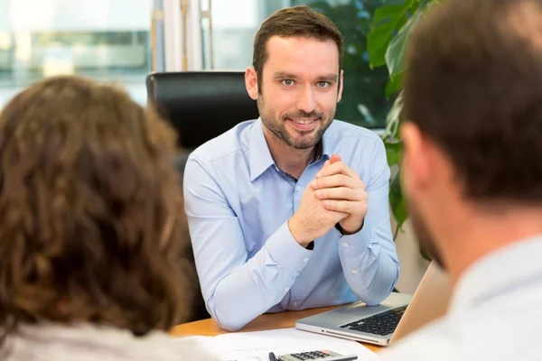 Onroerende goederenagent voldoen aan paar op kantoor — Stockfoto