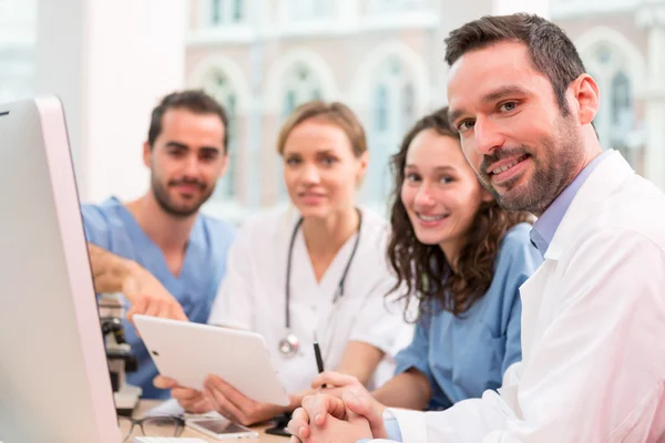 Equipo médico trabajando en el hospital todos juntos —  Fotos de Stock