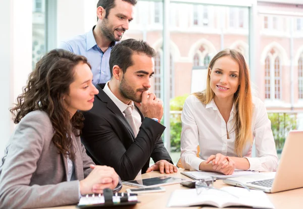 Groep zakenmensen die samenwerken op kantoor — Stockfoto