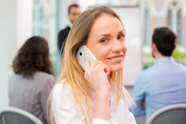 Junge attraktive Geschäftsfrau arbeitet im Büro mit associ — Stockfoto