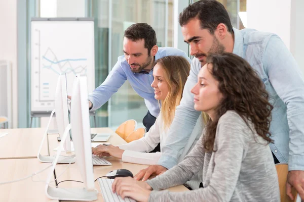 Jóvenes atractivos que toman un curso de formación con formador —  Fotos de Stock