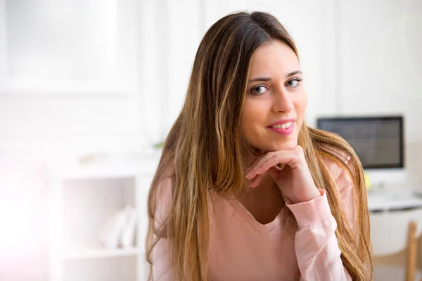 Jonge aantrekkelijke vrouw thuis tijd doorbrengen — Stockfoto