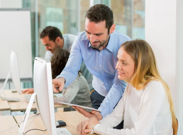 Junge attraktive Menschen, die eine Ausbildung bei Formator — Stockfoto