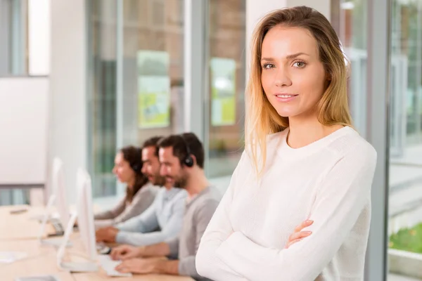 Ritratto di giovane donna attraente al lavoro — Foto Stock