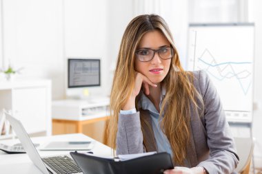 Ofiste çalışan genç çekici kadın