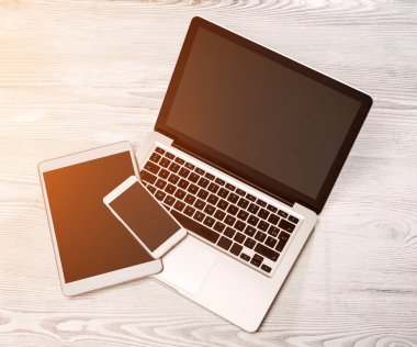 Lapotop tablet ve geri bir odun üstünde hareket eden yüksek tanımlı